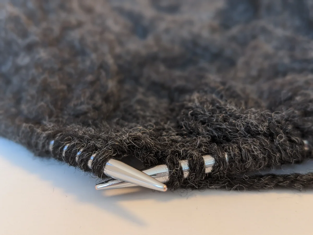 Knitting needles and yarn for sample observation, not a KAMA factory record.